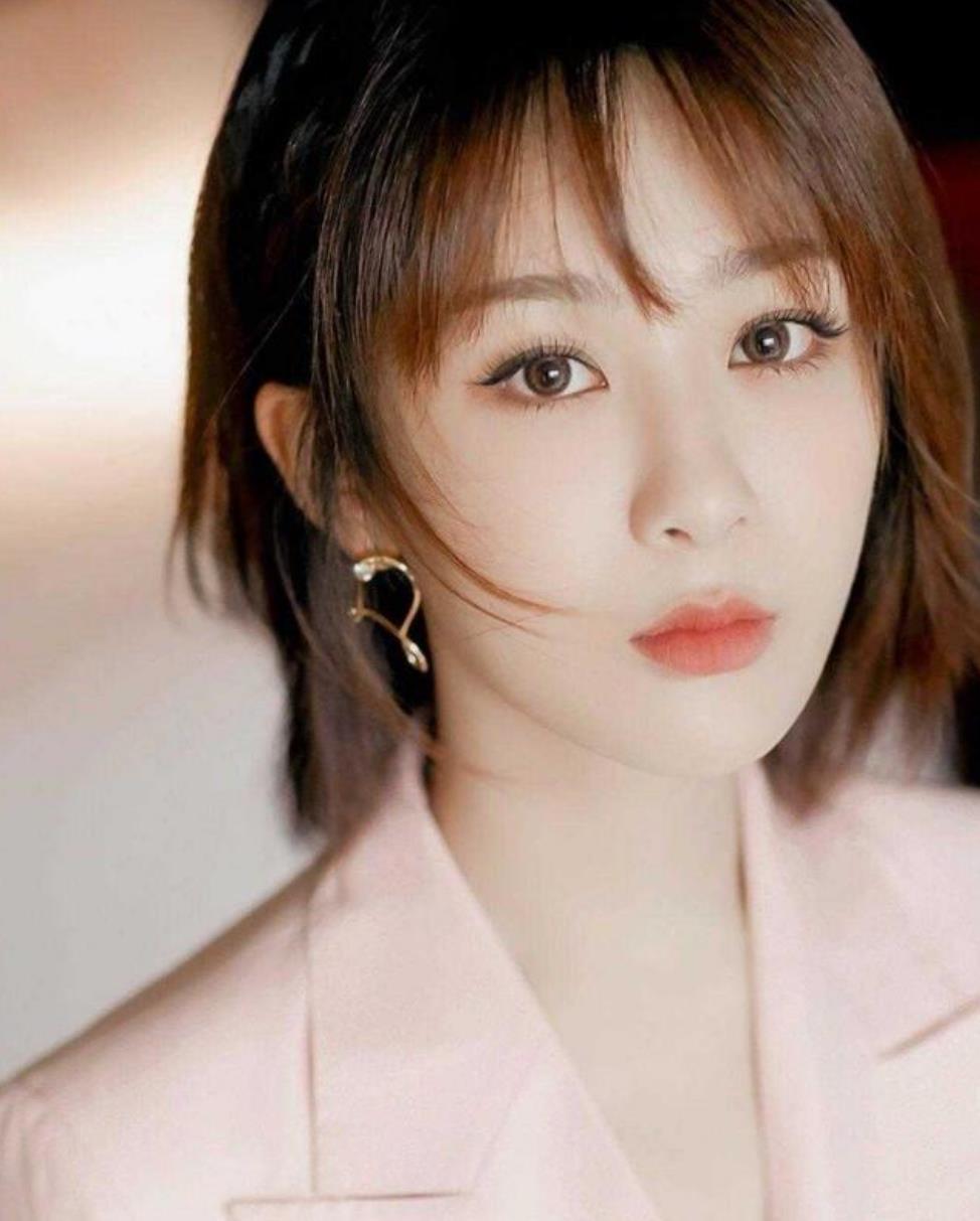 家有儿女杨紫粉色西装夸张耳饰穿出大牌明星范