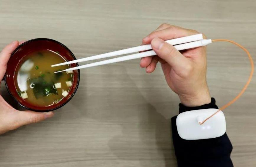 智能筷子使用电刺激来增加食物的味道插图