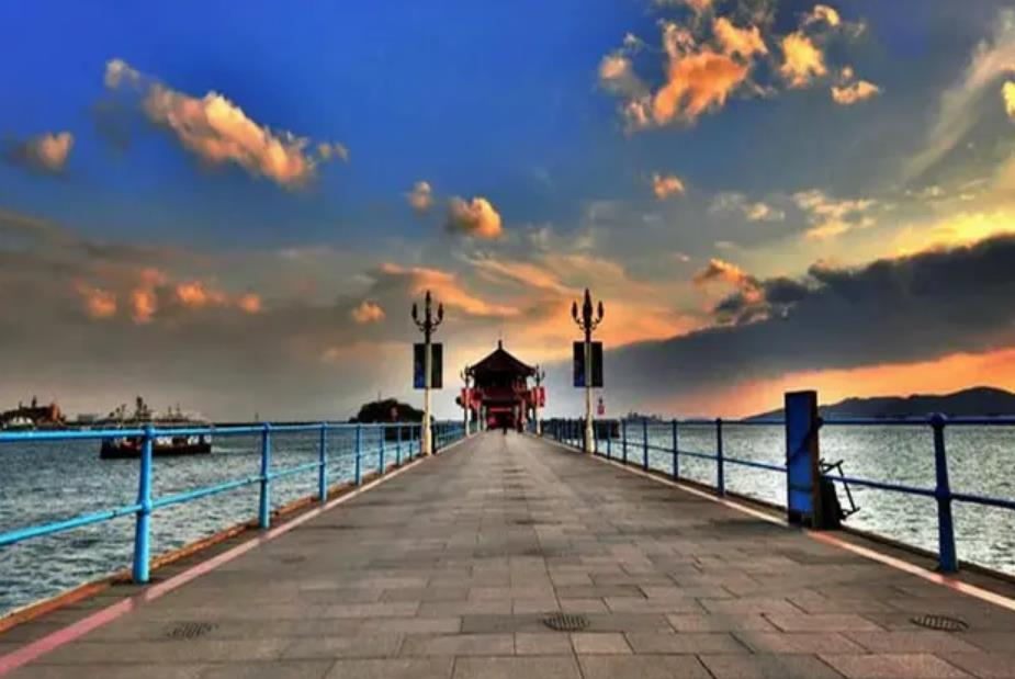 栈桥虽然已经成为游客集散地,但是栈桥仍然是青岛必去的景点之一,站在