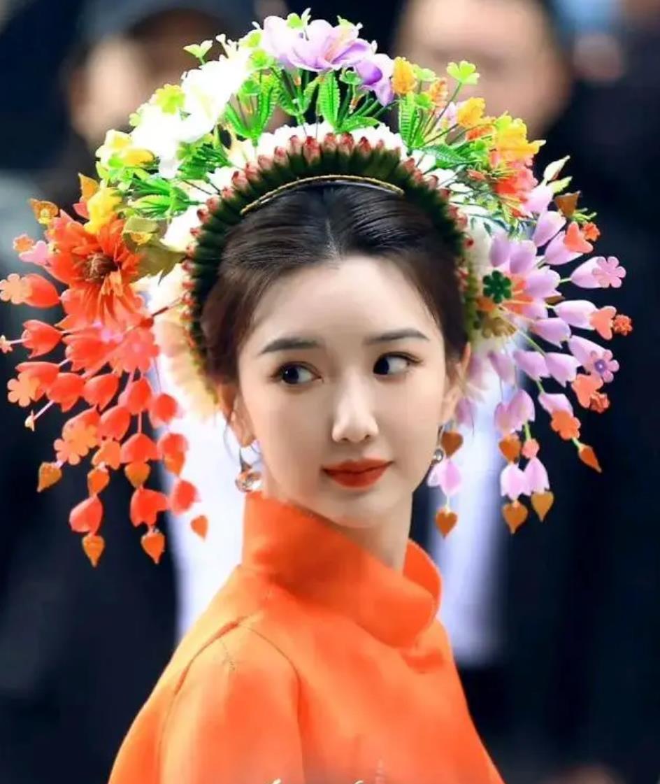 继赵丽颖之后毛晓彤也当了一回蟳蜅女!头戴簪花围,路人看痴了