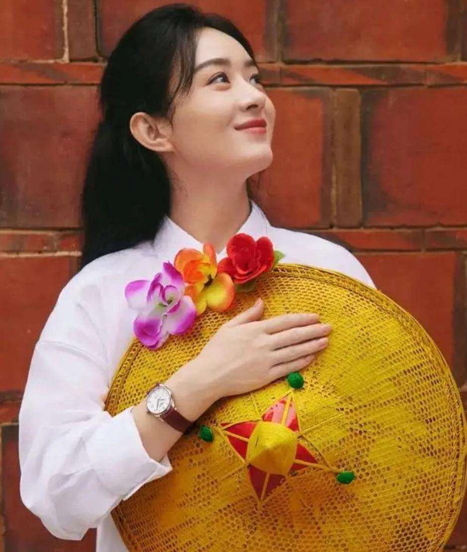 继赵丽颖之后毛晓彤也当了一回蟳蜅女!头戴簪花围,路人看痴了