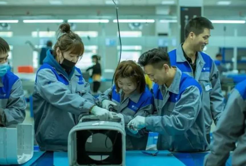 大学生被学校送去流水线打螺丝