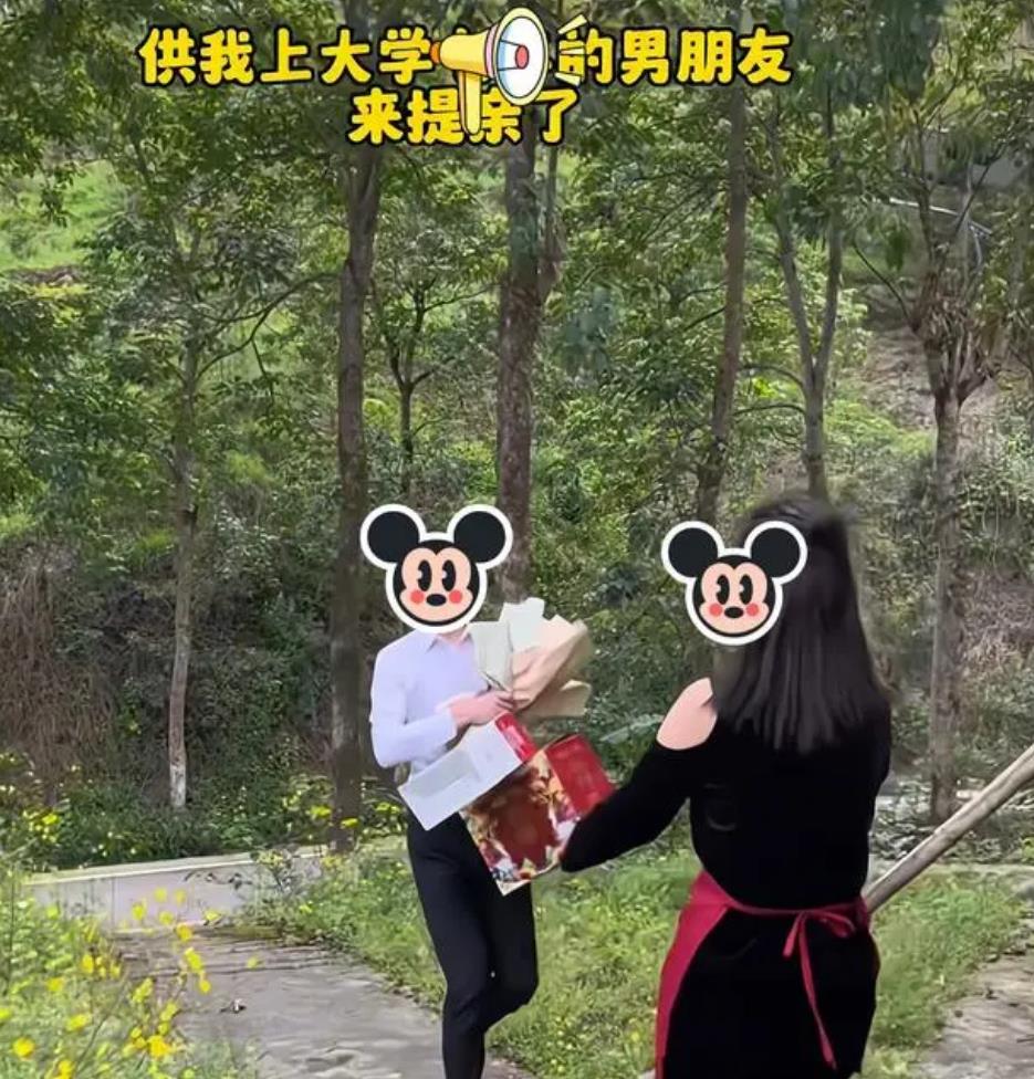 供女友上完大学的男孩来提亲了，女子：我们都等着对方！