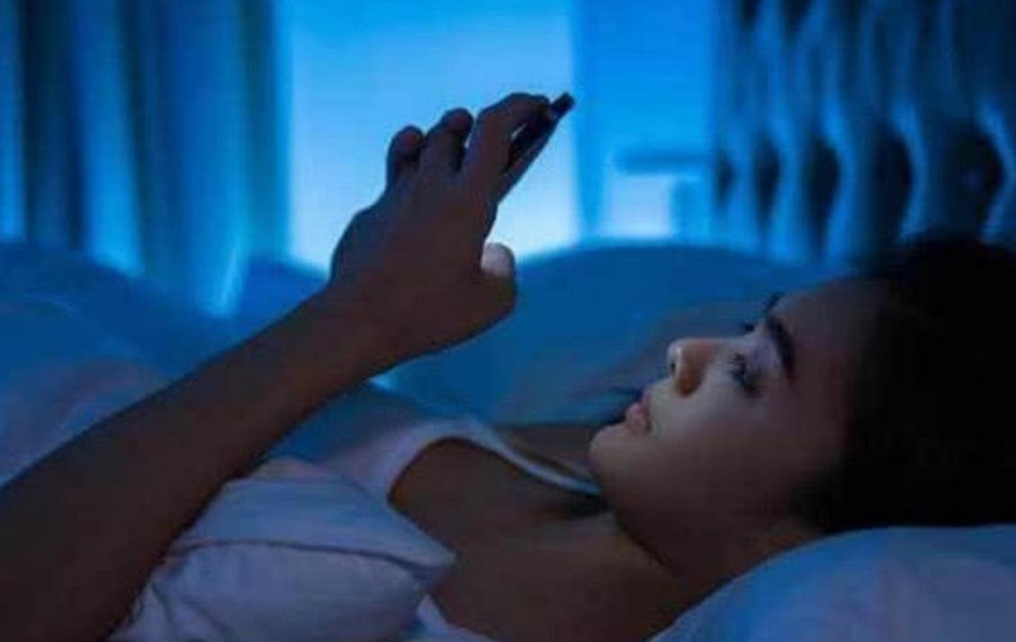 长期在睡前玩手机的人，会付出啥代价？医生：或要承受这5种痛苦