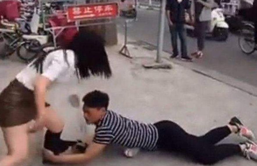 男生紧紧抱着女生大腿不放,女生无奈直接坐他身上:像曾经的自己