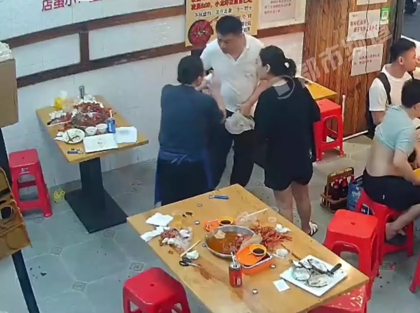 店老板给阿姨发工资后,阿姨拿出500元塞给老板把老板整蒙了