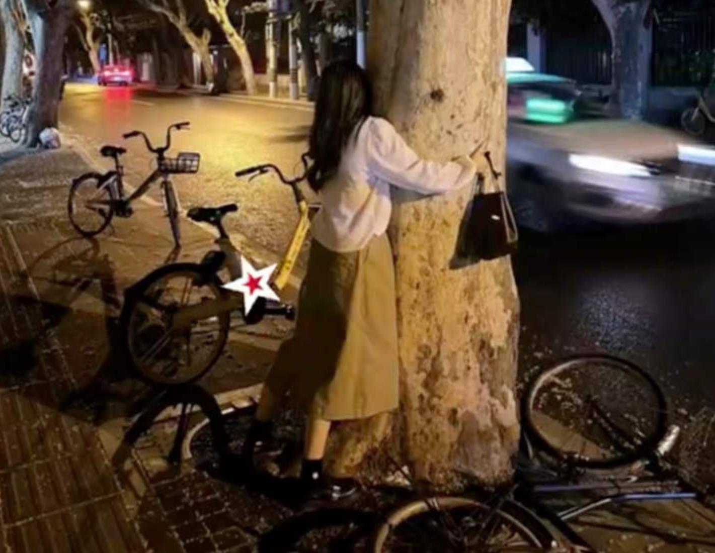 女子因提倡拥抱树木作为一种治疗方式走红网络