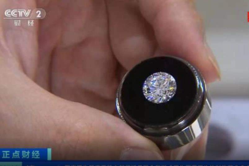 男子预付10万元，在店员都在场的情况下掉包价值300万元钻石