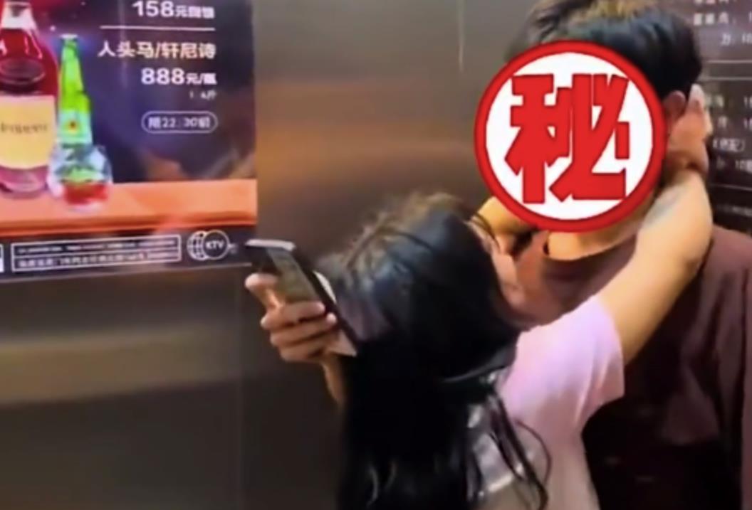 男子坐电梯时被同乘女子强抱，加完微信后直接搂脖搭讪，过程咋舌