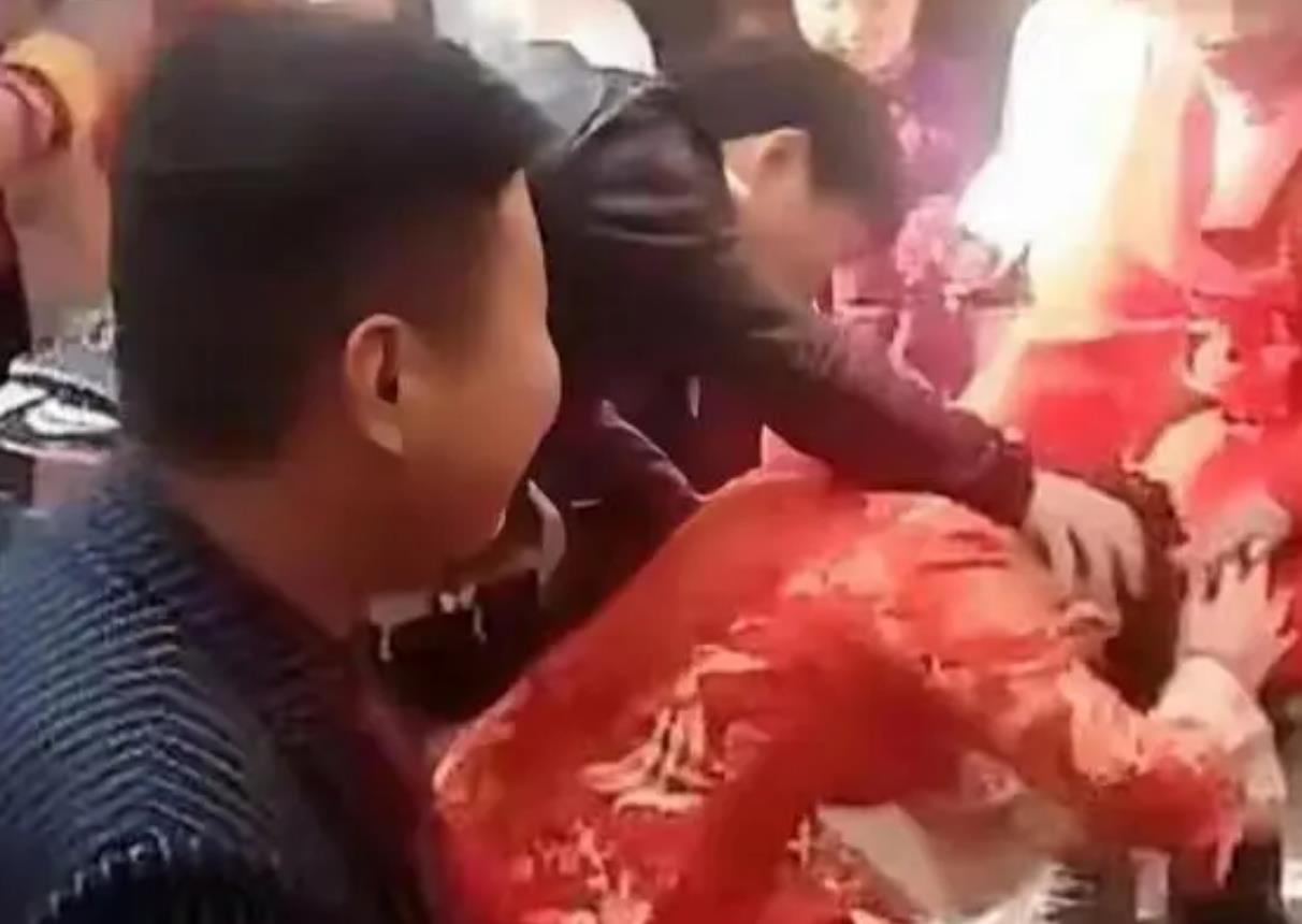 新娘被强压跪地行礼,新郎捂嘴偷笑,新娘怒撕婚纱大吼:不嫁了