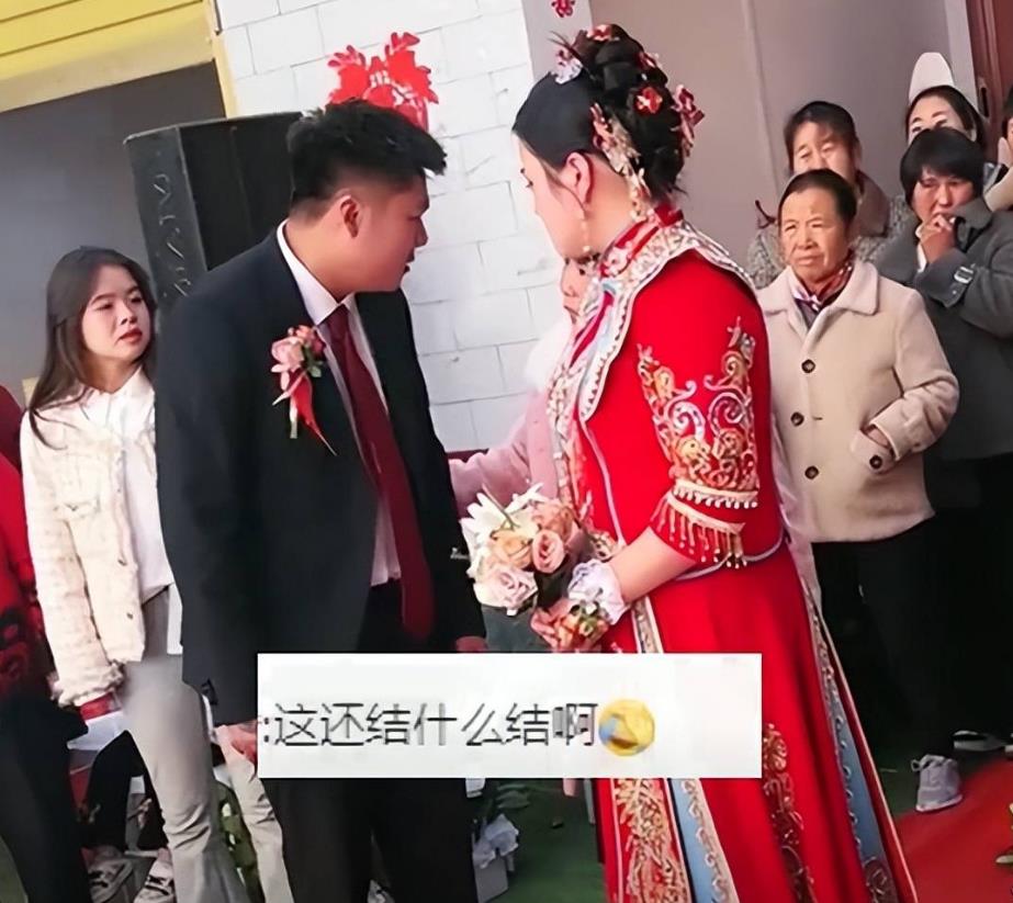 新娘婚礼不配合新郎强忍怒气劝解