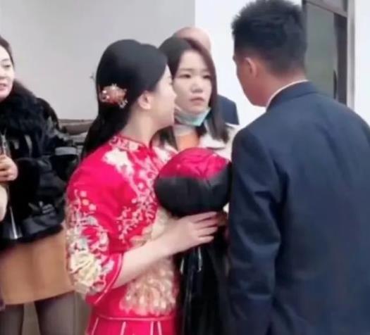 新郎婚礼上看伴娘眼熟，仔细一看竟是暗恋6年的初恋，举动太渣了