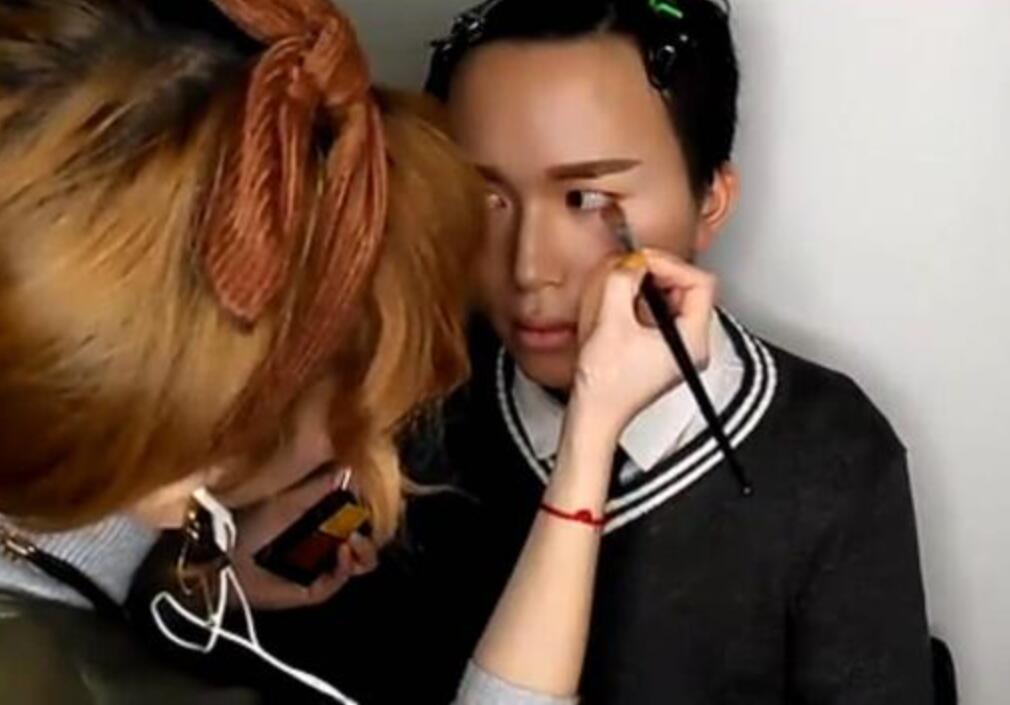 男生为提高相亲成功率开始化妆了